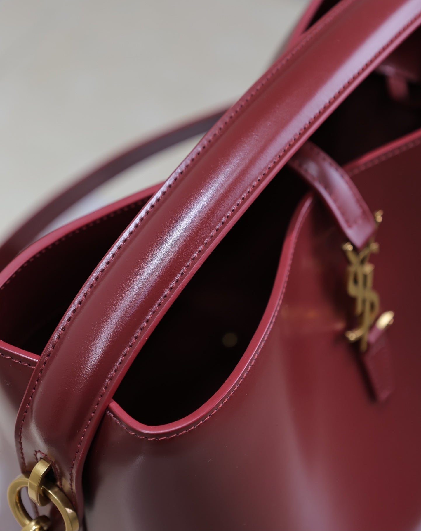 Saint Laurent Le 37 Shoulder Bag en Cuero 'Dark Bordeaux'