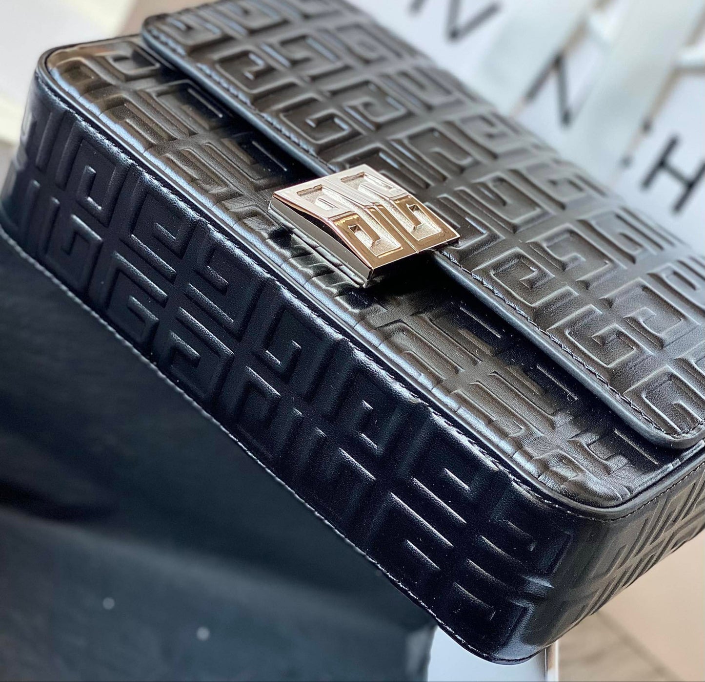 Bolso Givenchy 4G con Cadena – Elegancia Gráfica y Sofisticada
