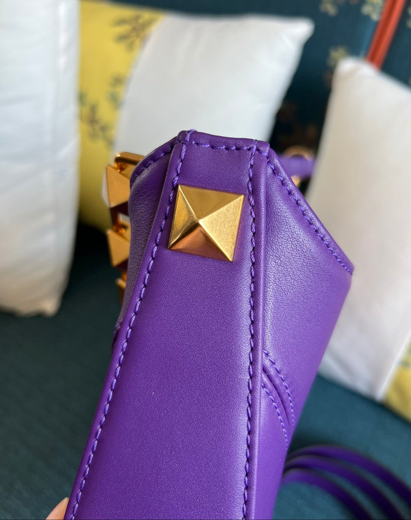 Bolso Valentino Garavani Stud Sign – Hobo de Cuero con Logo V y Cadena One Stud