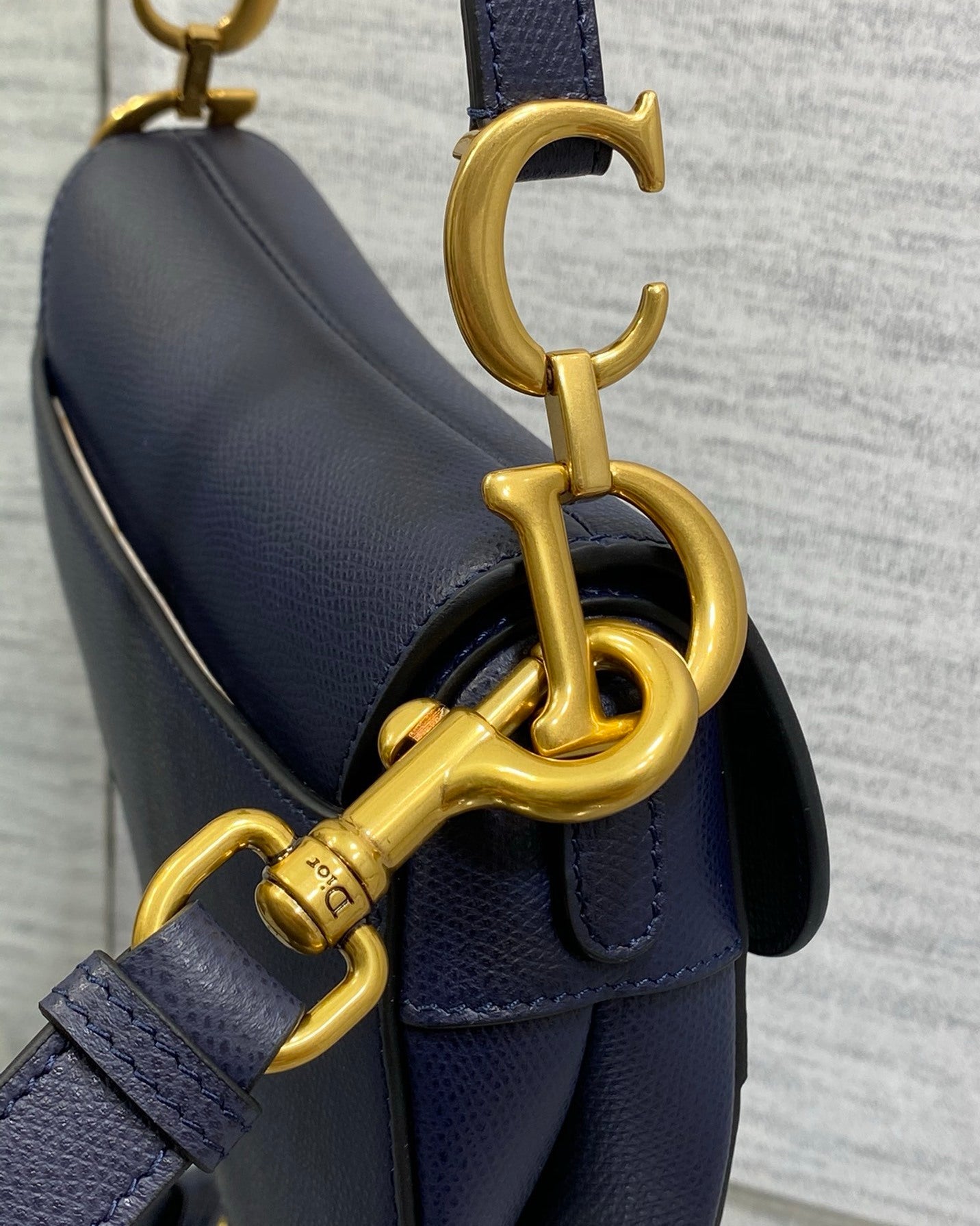 Dior Saddle Bag Azul Marino – Icono Atemporal de Alta Costura