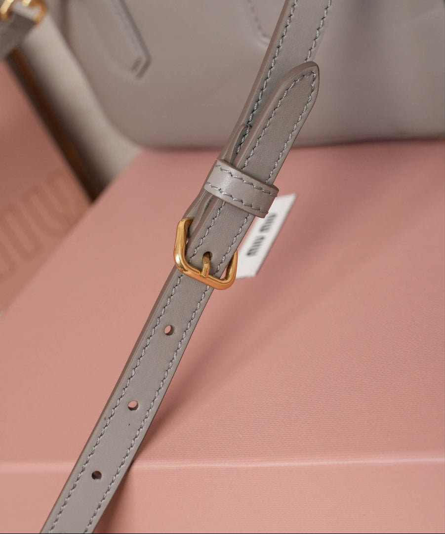 Bolso Arcadie de Cuero con Asa Superior – Estilo Acolchado y Logo Metálico