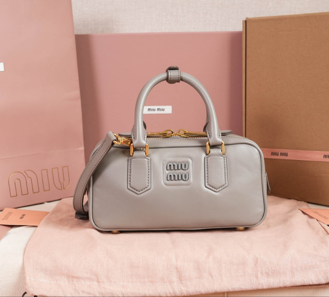 Bolso Arcadie de Cuero con Asa Superior – Estilo Acolchado y Logo Metálico
