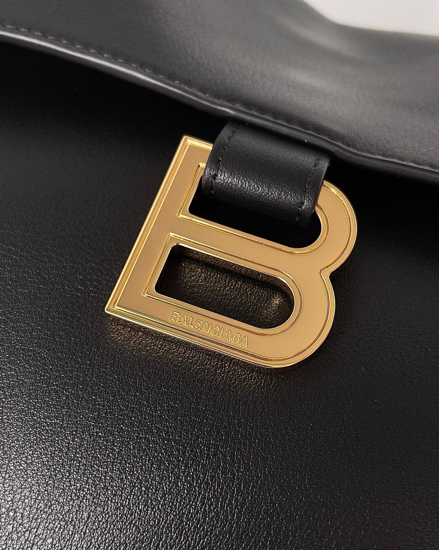 Balenciaga Hourglass Top Handle Bag – Sofisticación Escultural con Sello de Lujo
