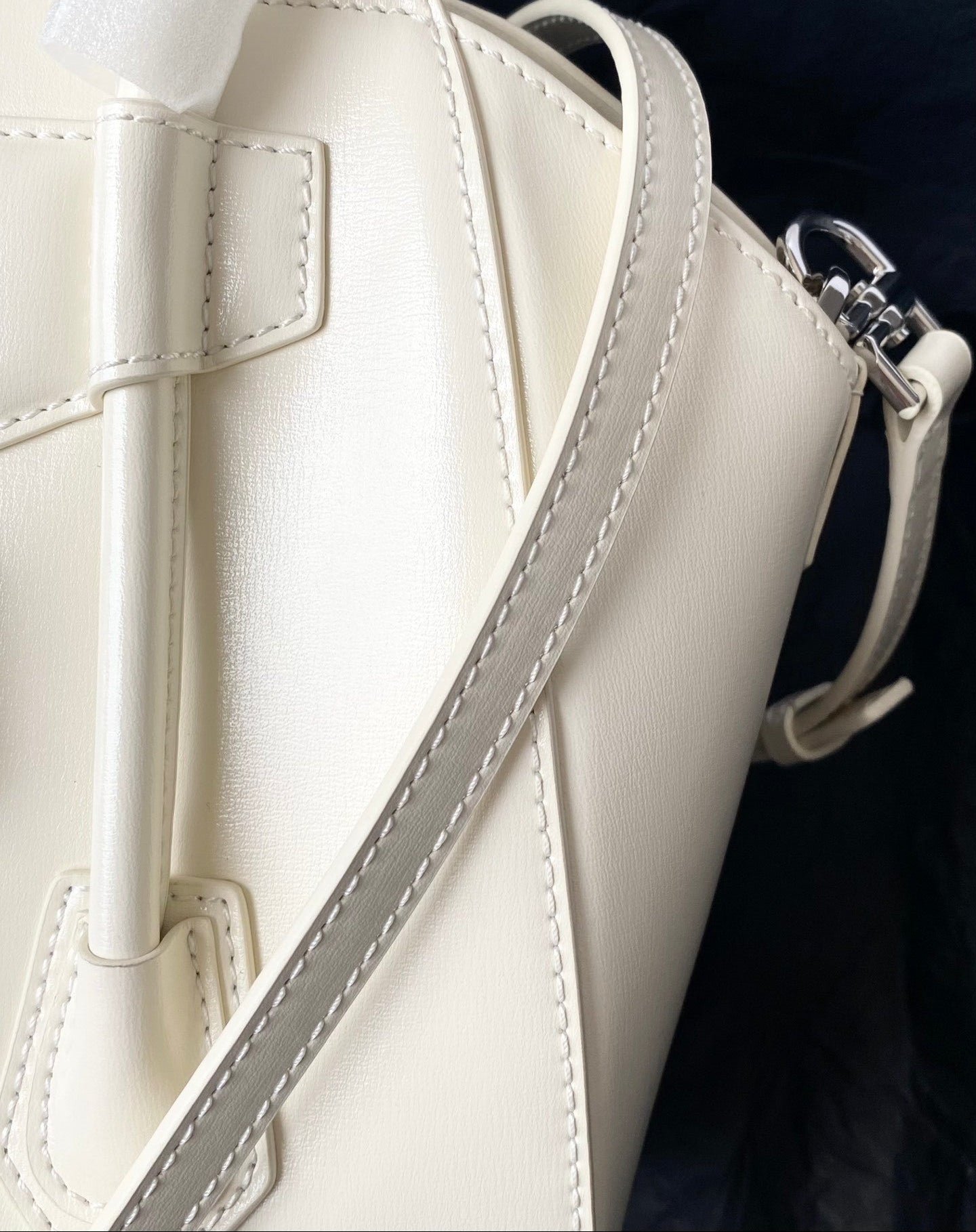 Mini Antigona Lock Bag – Geometría Sofisticada en Cuero