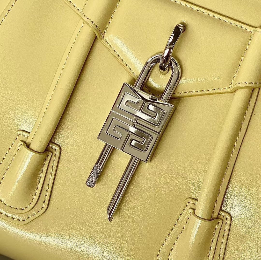 Mini Antigona Lock en Cuero Box