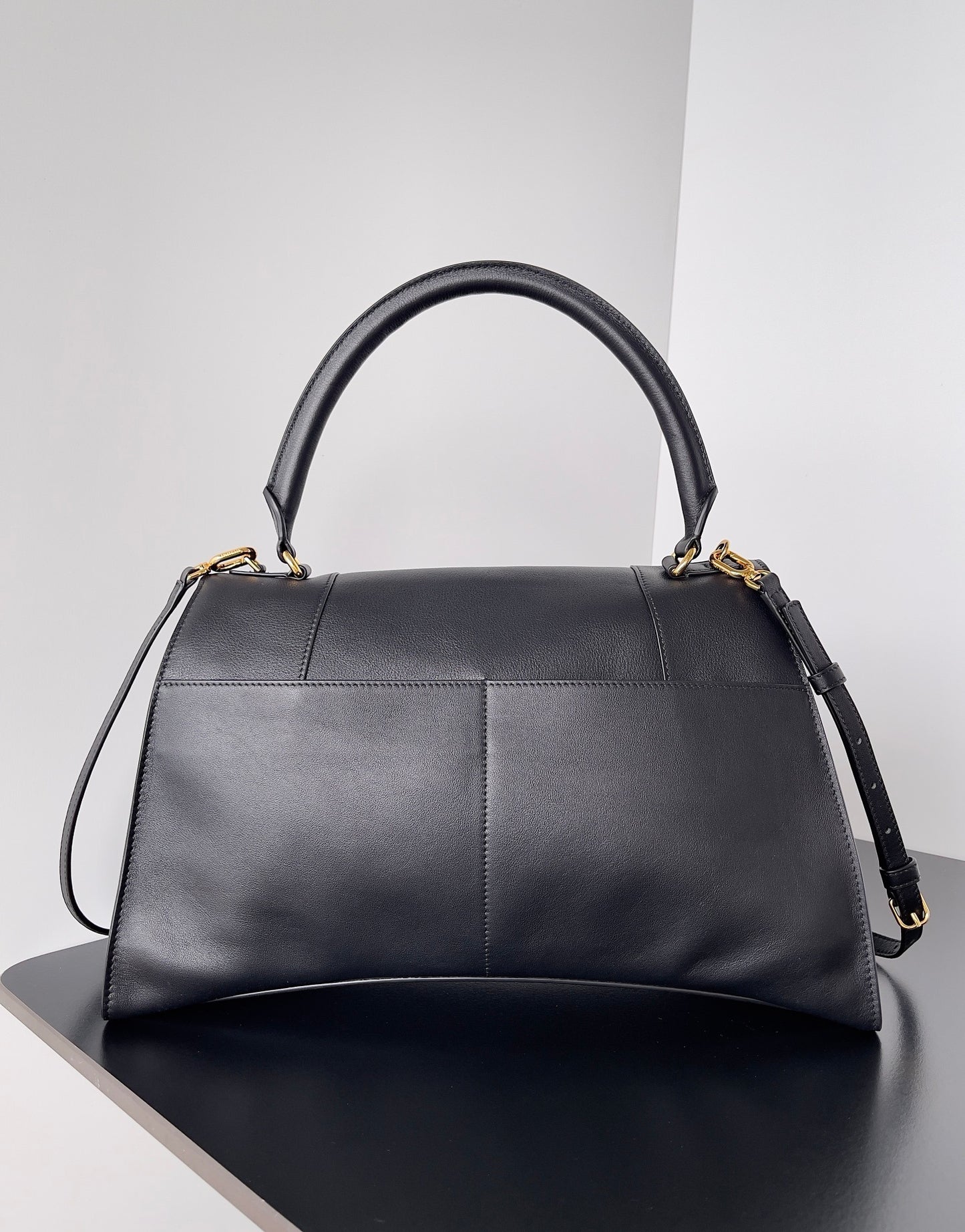Balenciaga Hourglass Top Handle Bag – Sofisticación Escultural con Sello de Lujo