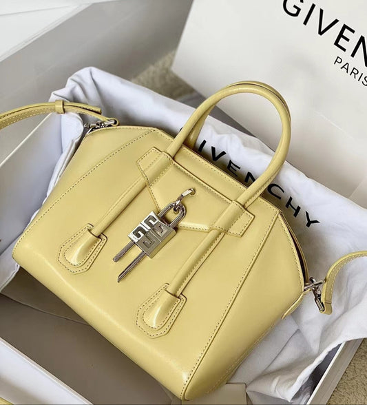 Mini Antigona Lock en Cuero Box