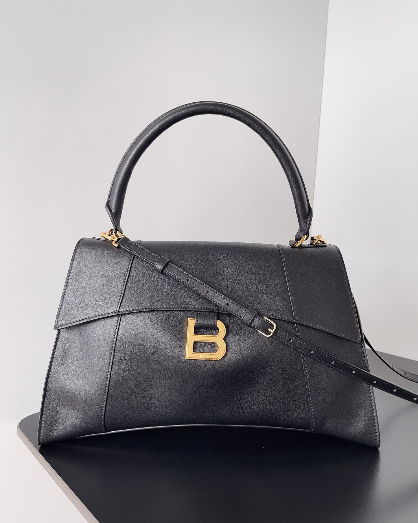 Balenciaga Hourglass Top Handle Bag – Sofisticación Escultural con Sello de Lujo