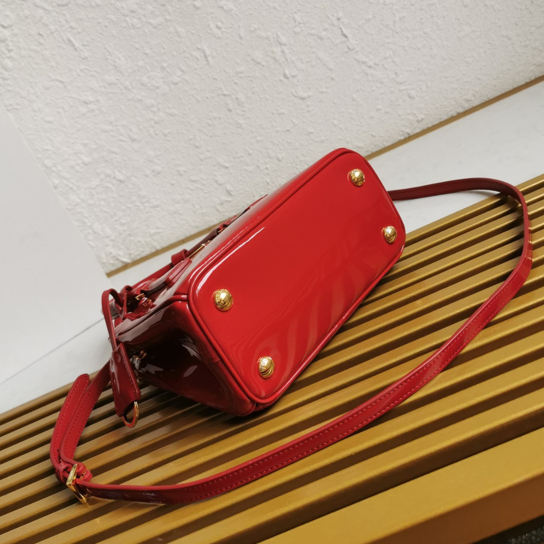 Prada Galleria Mini Bag de Cuero Charol Rojo Cereza – 20cm