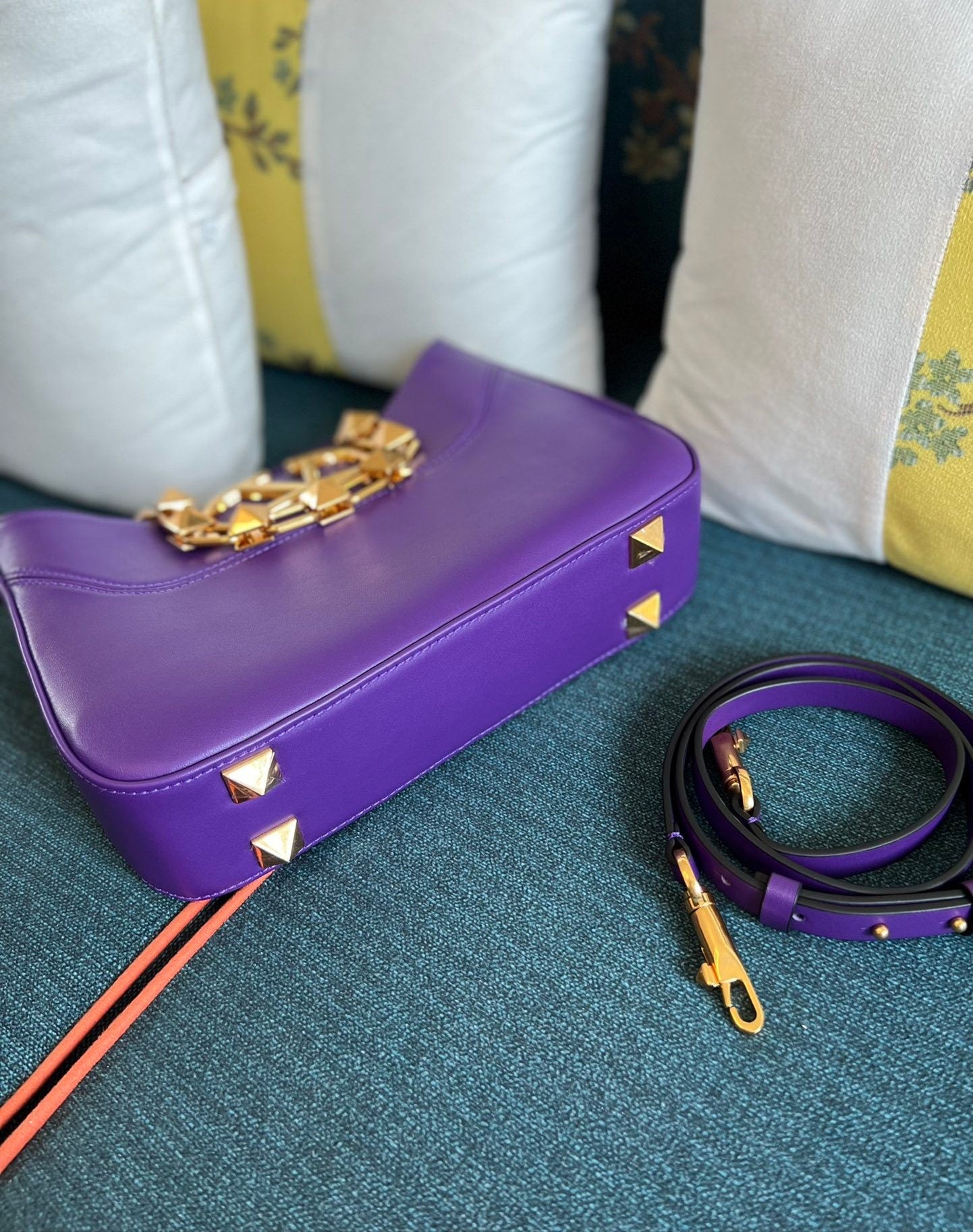 Bolso Valentino Garavani Stud Sign – Hobo de Cuero con Logo V y Cadena One Stud
