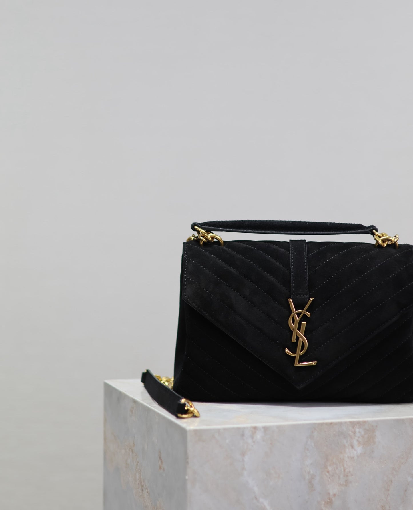 Bolso Saint Laurent College Monogram – Glamour en Negro con Toques Dorados