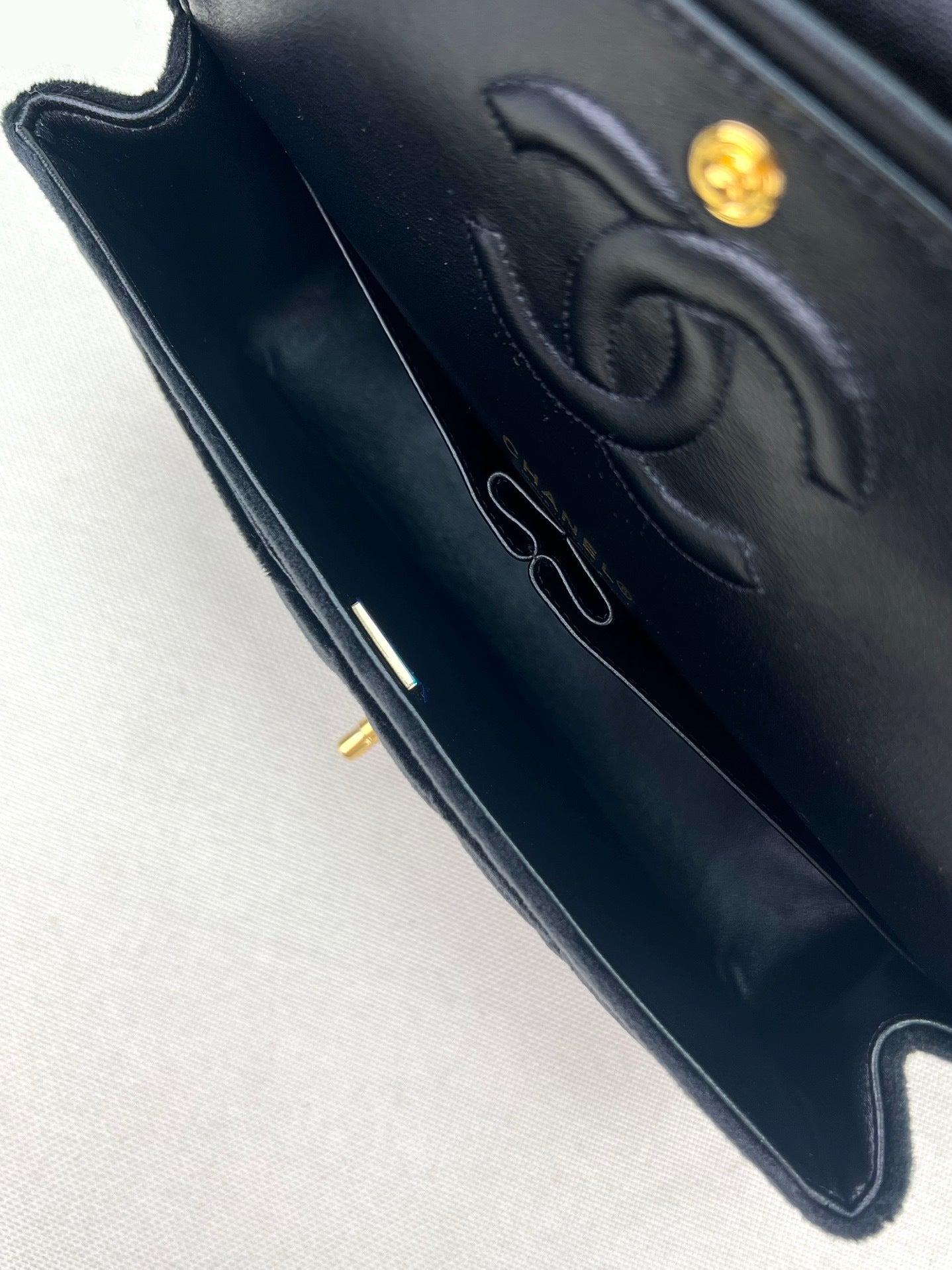 Chanel Flap Bag Aterciopelada 25cm – Cuero Importado, Hecha a Mano