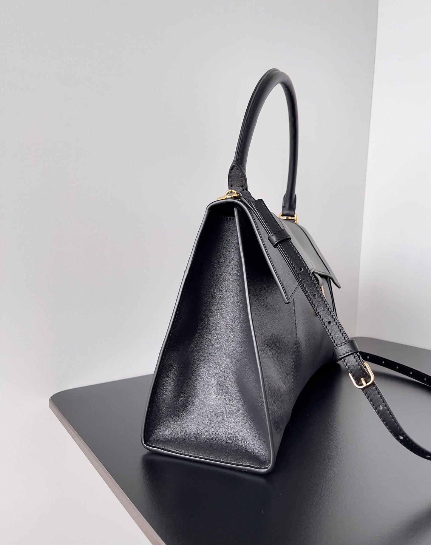 Balenciaga Hourglass Top Handle Bag – Sofisticación Escultural con Sello de Lujo