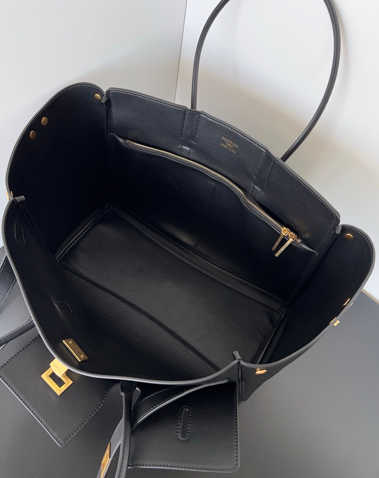 Balenciaga Neo Classic Tote Bag Negra – Elegancia Estructurada para Todos los Días