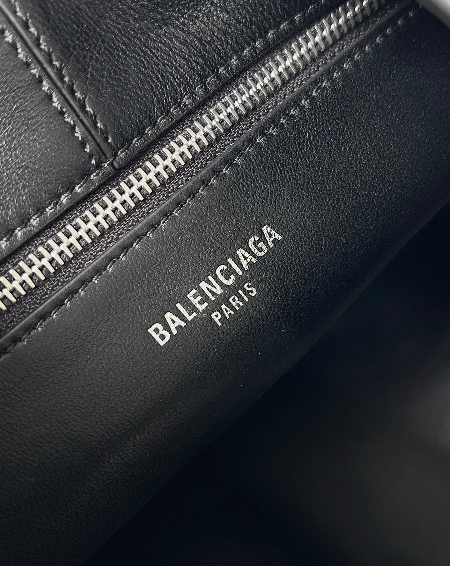 Balenciaga Crush Hobo Bag Negra con Candado – Minimalismo de Alta Costura