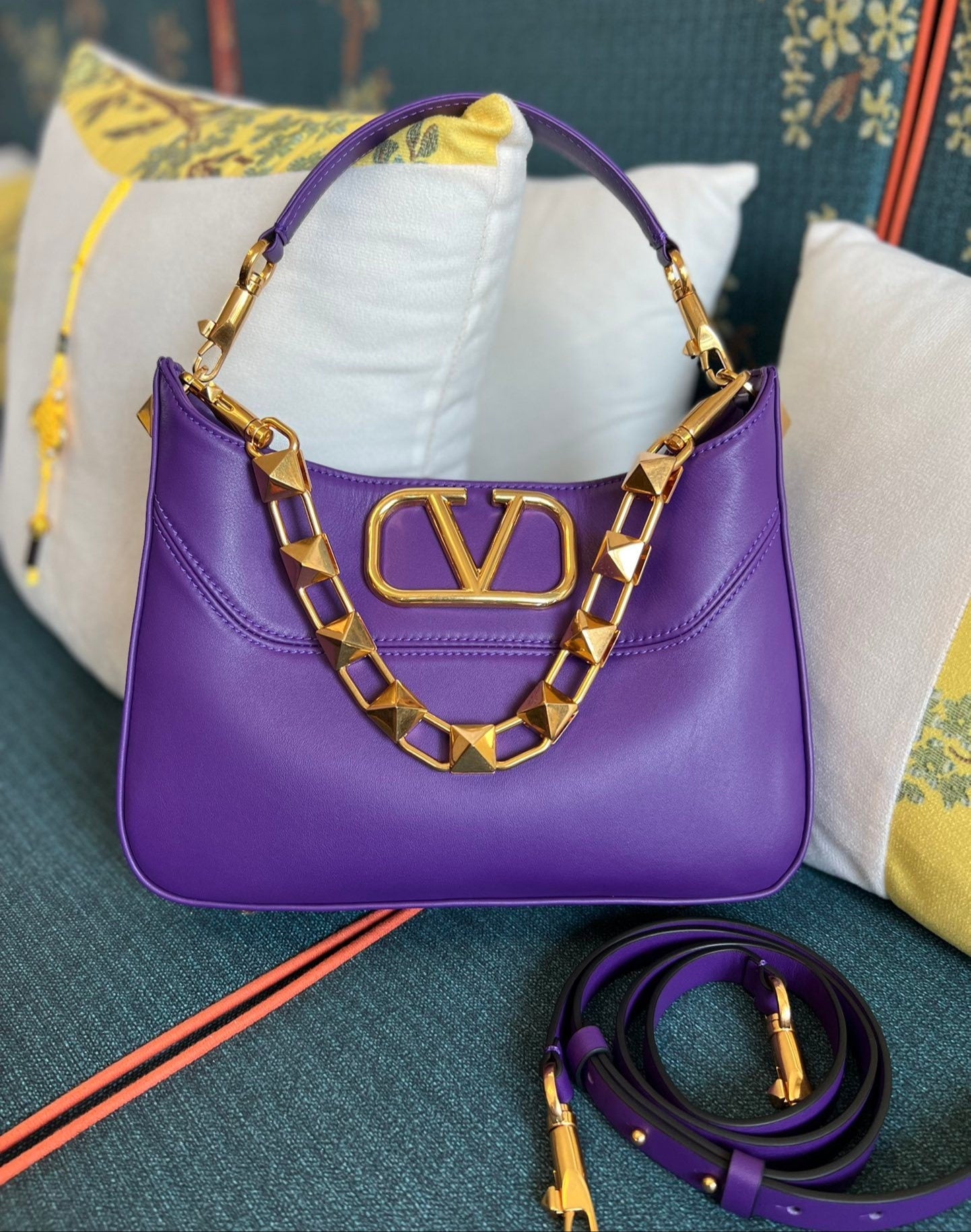Bolso Valentino Garavani Stud Sign – Hobo de Cuero con Logo V y Cadena One Stud