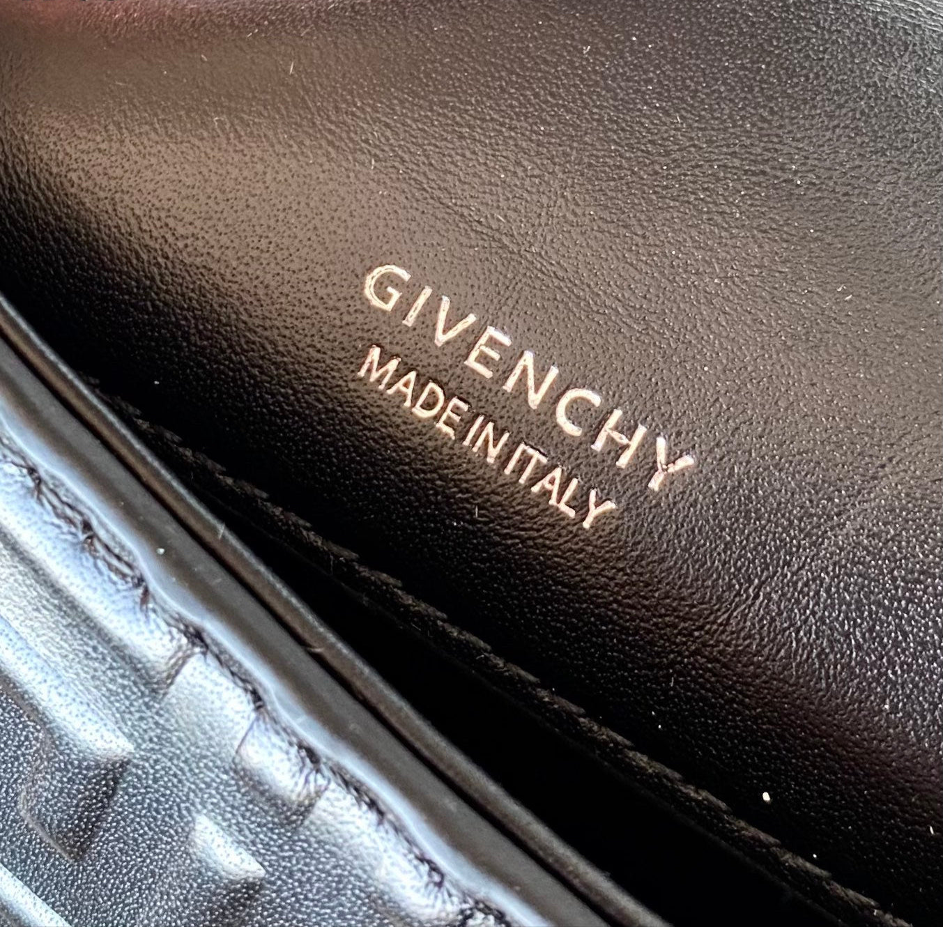 Bolso Givenchy 4G con Cadena – Elegancia Gráfica y Sofisticada