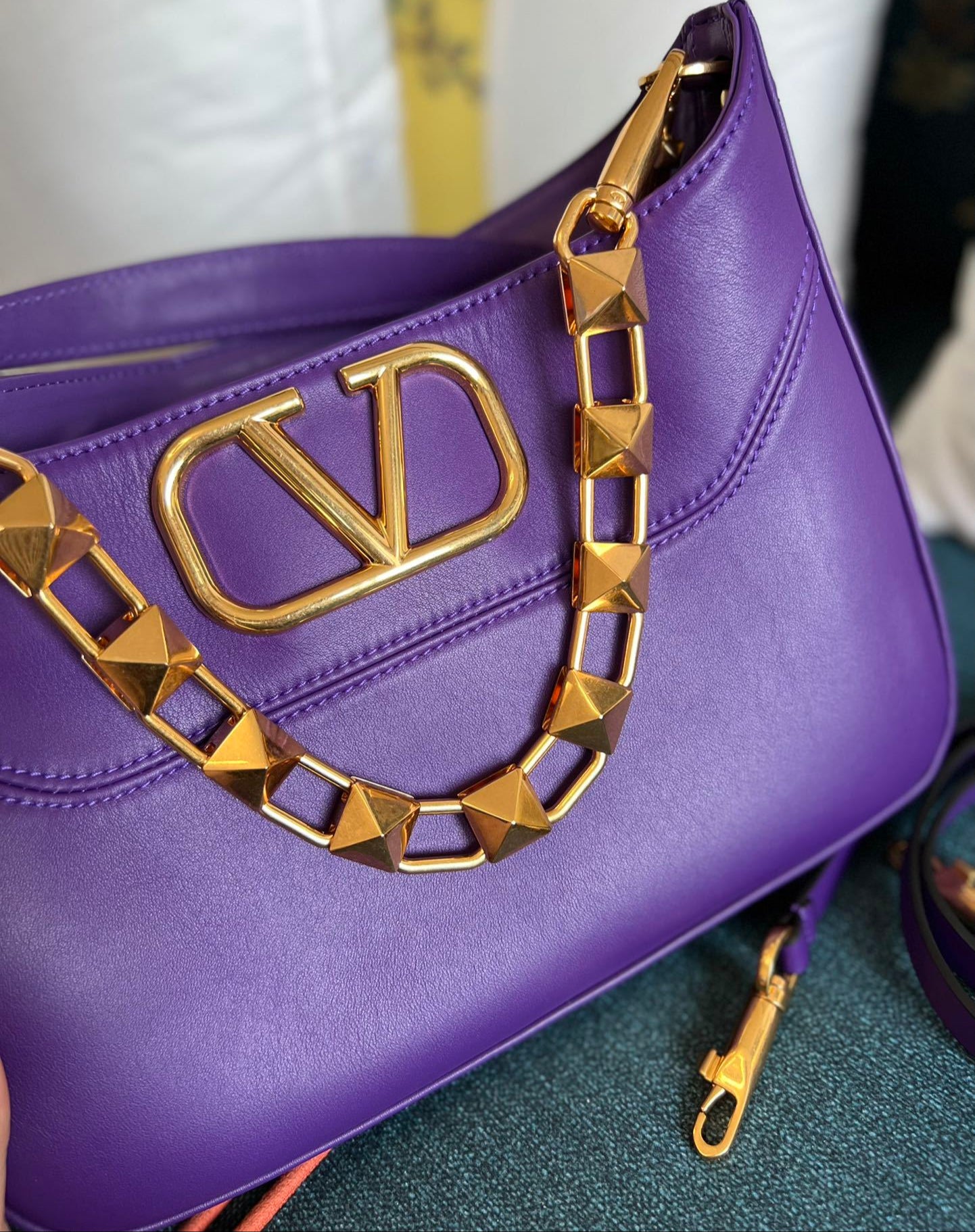 Bolso Valentino Garavani Stud Sign – Hobo de Cuero con Logo V y Cadena One Stud