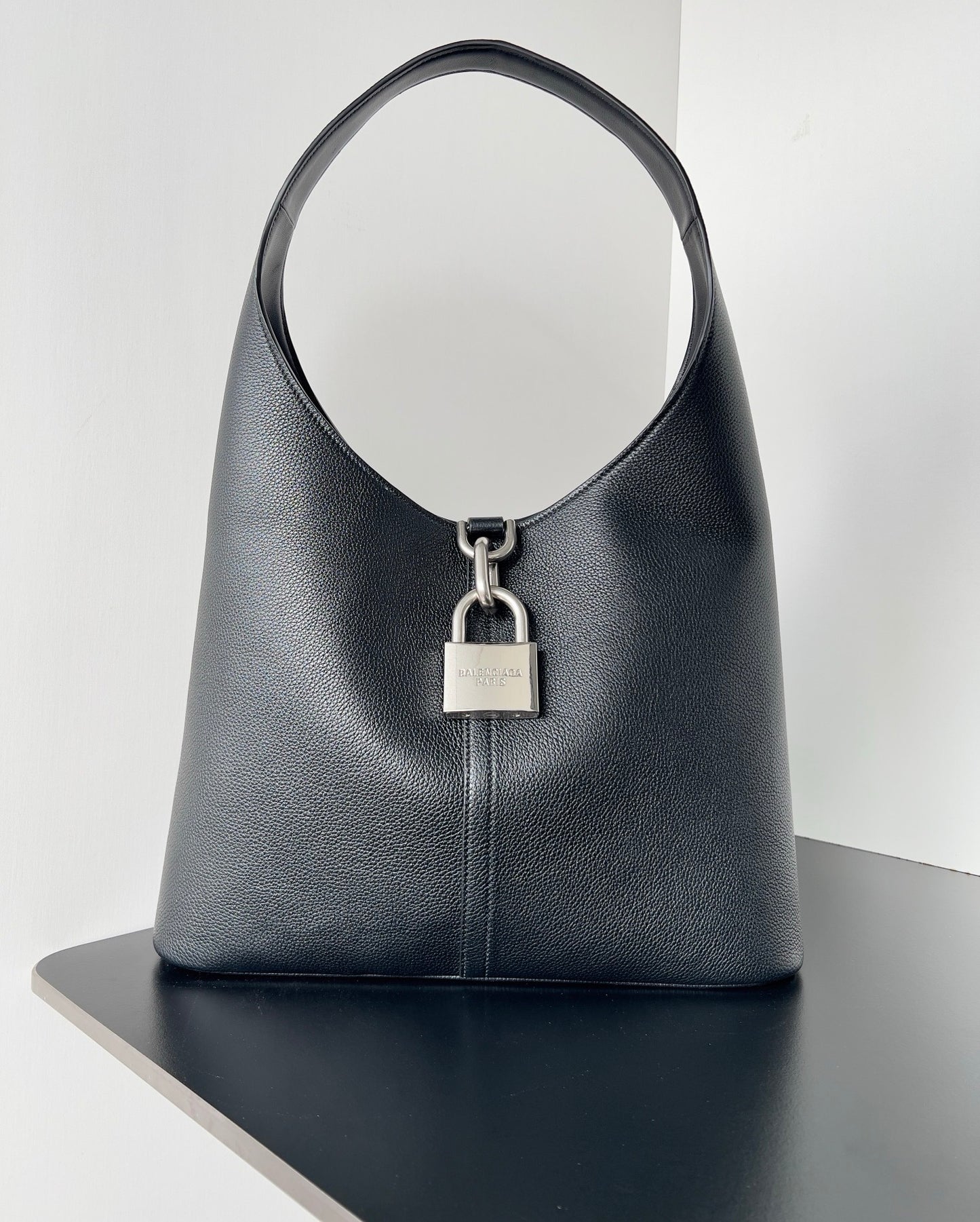Balenciaga Crush Hobo Bag Negra con Candado – Minimalismo de Alta Costura