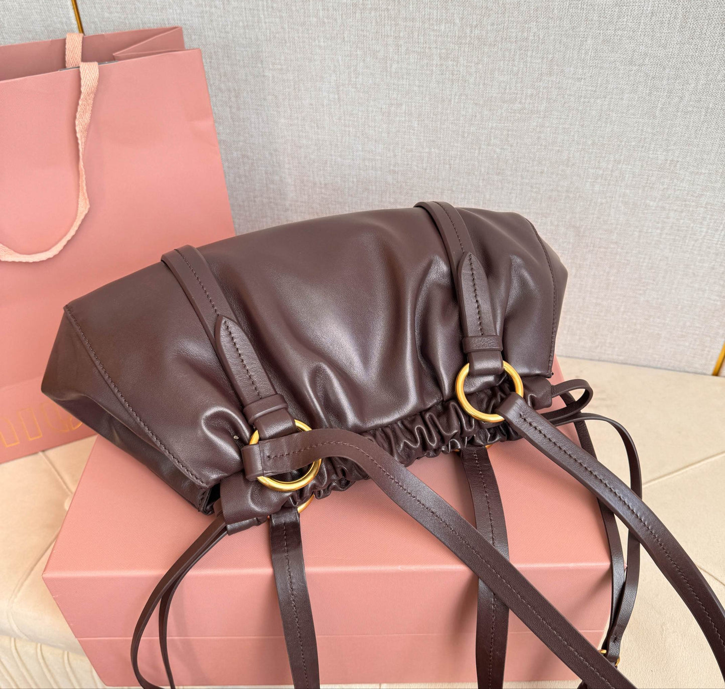 Bolso Miu Miu Joy de Cuero Marrón – Con Correa y Herrajes Dorados