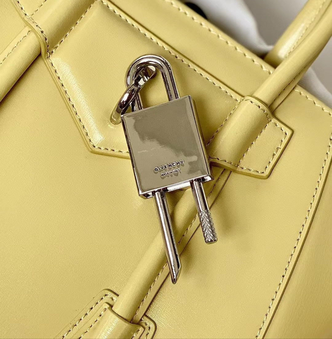 Mini Antigona Lock en Cuero Box