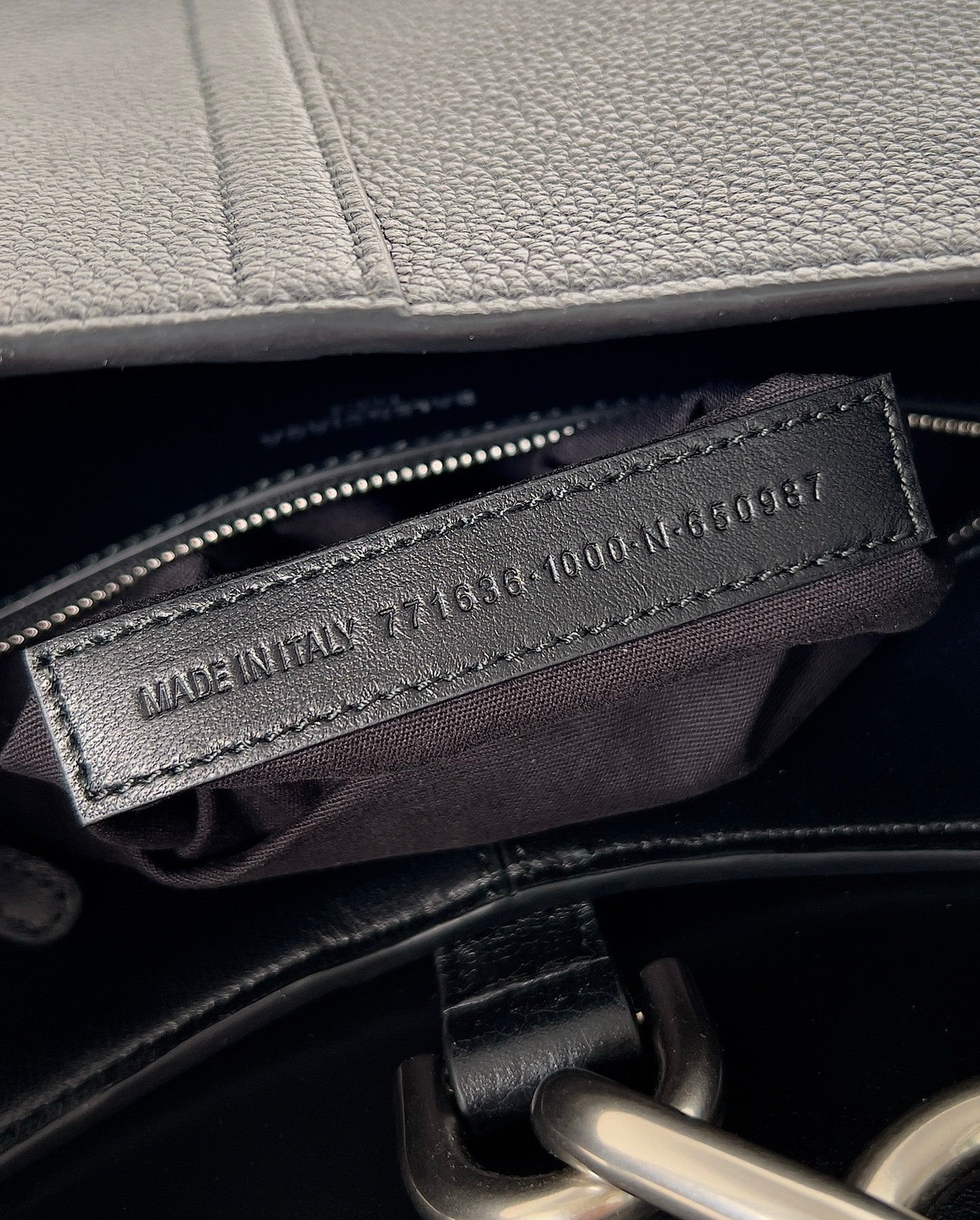 Balenciaga Crush Hobo Bag Negra con Candado – Minimalismo de Alta Costura