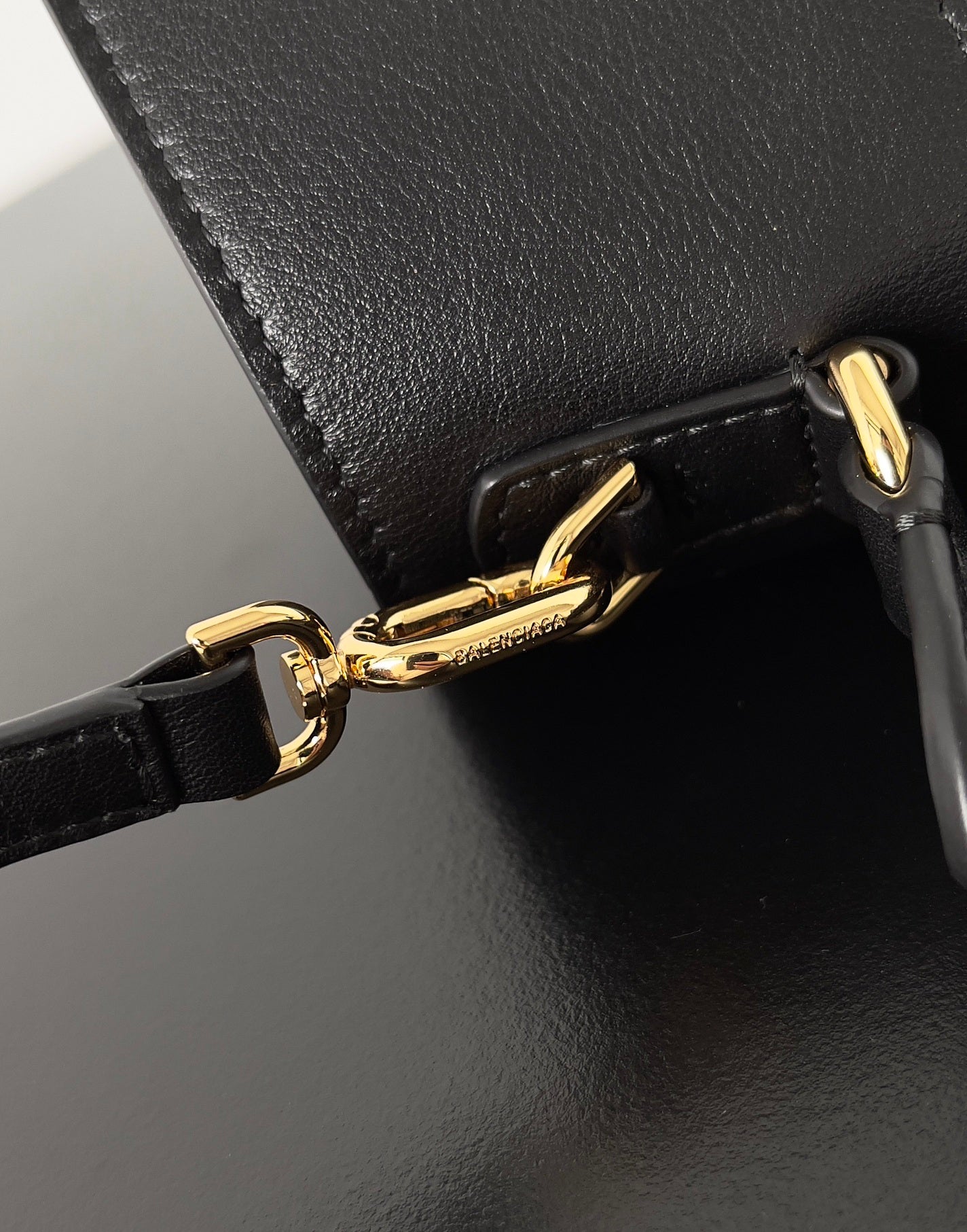 Balenciaga Hourglass Top Handle Bag – Sofisticación Escultural con Sello de Lujo