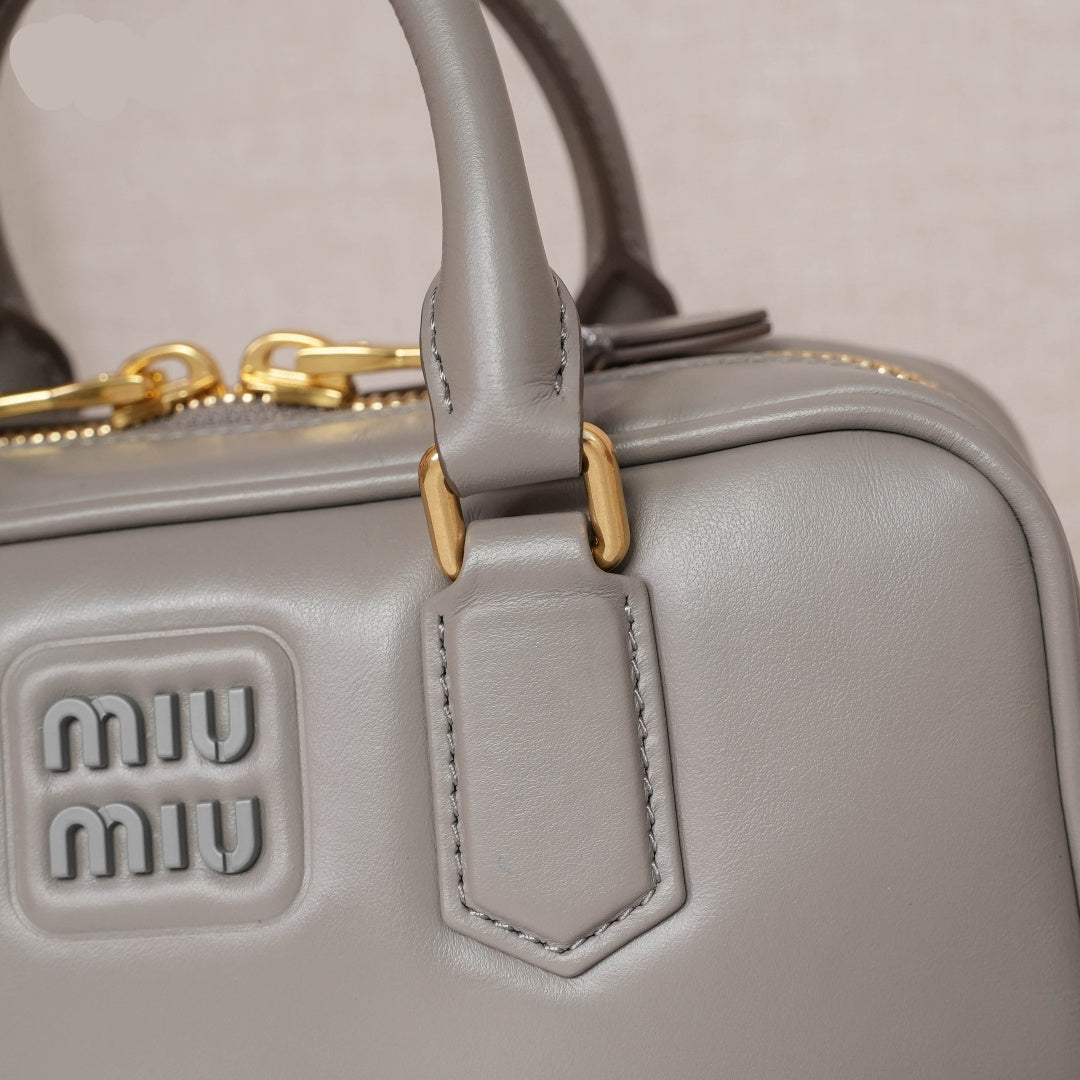 Bolso Arcadie de Cuero con Asa Superior – Estilo Acolchado y Logo Metálico