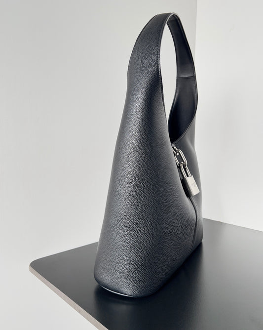 Balenciaga Crush Hobo Bag Negra con Candado – Minimalismo de Alta Costura