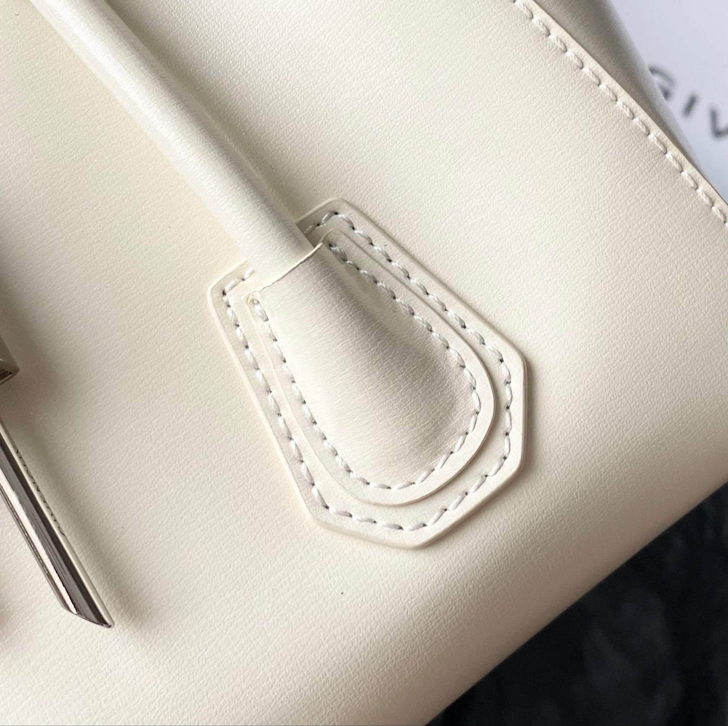 Mini Antigona Lock Bag – Geometría Sofisticada en Cuero