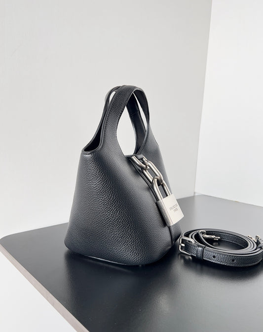 Balenciaga Crush Chain Bag Negra – Poder Urbano y Lujo Contemporáneo