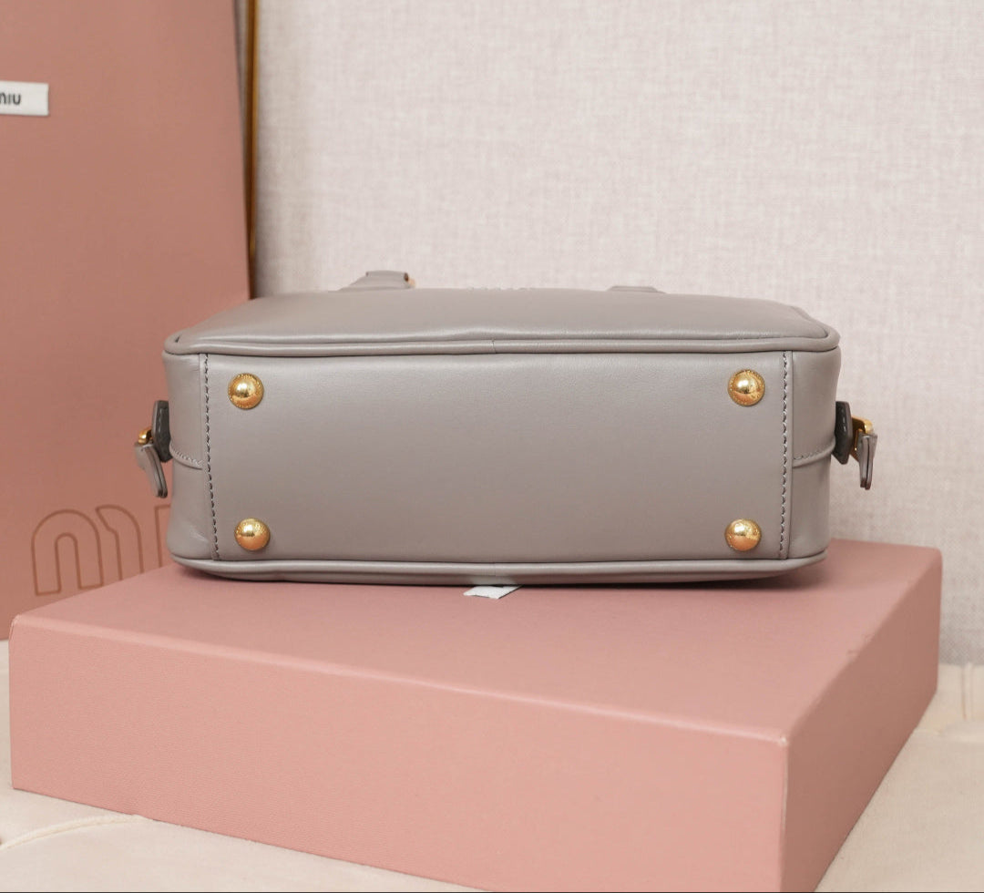 Bolso Arcadie de Cuero con Asa Superior – Estilo Acolchado y Logo Metálico