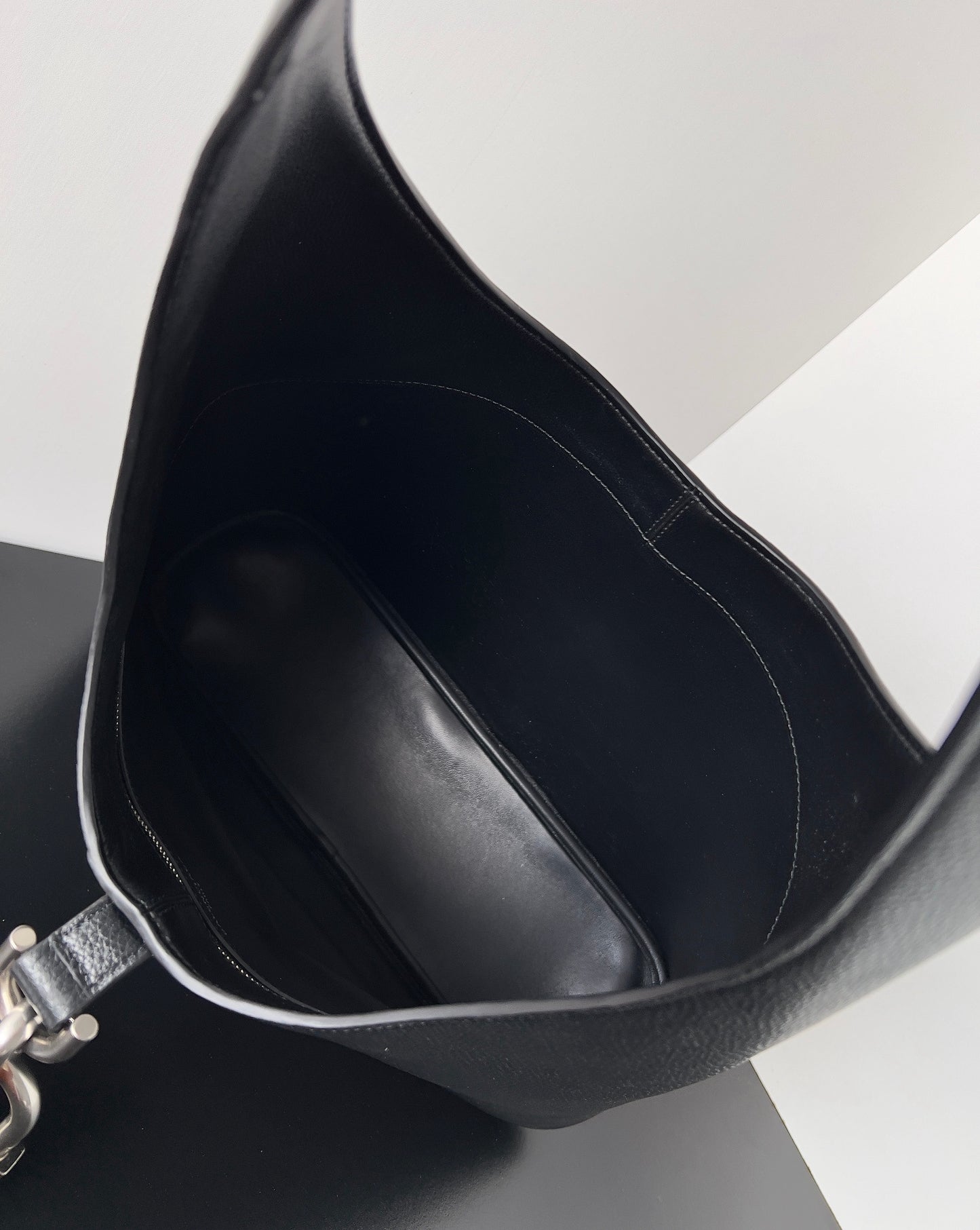 Balenciaga Crush Hobo Bag Negra con Candado – Minimalismo de Alta Costura