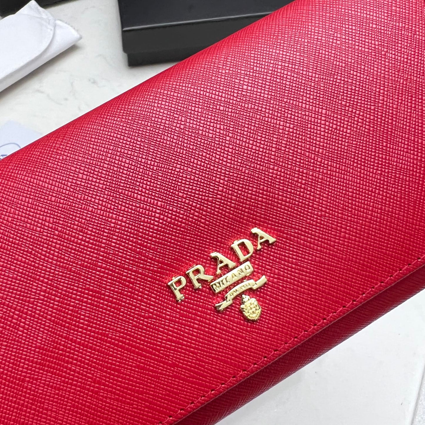 Prada Billetera Continental de Cuero | Logo Metálico y Diseño Italiano