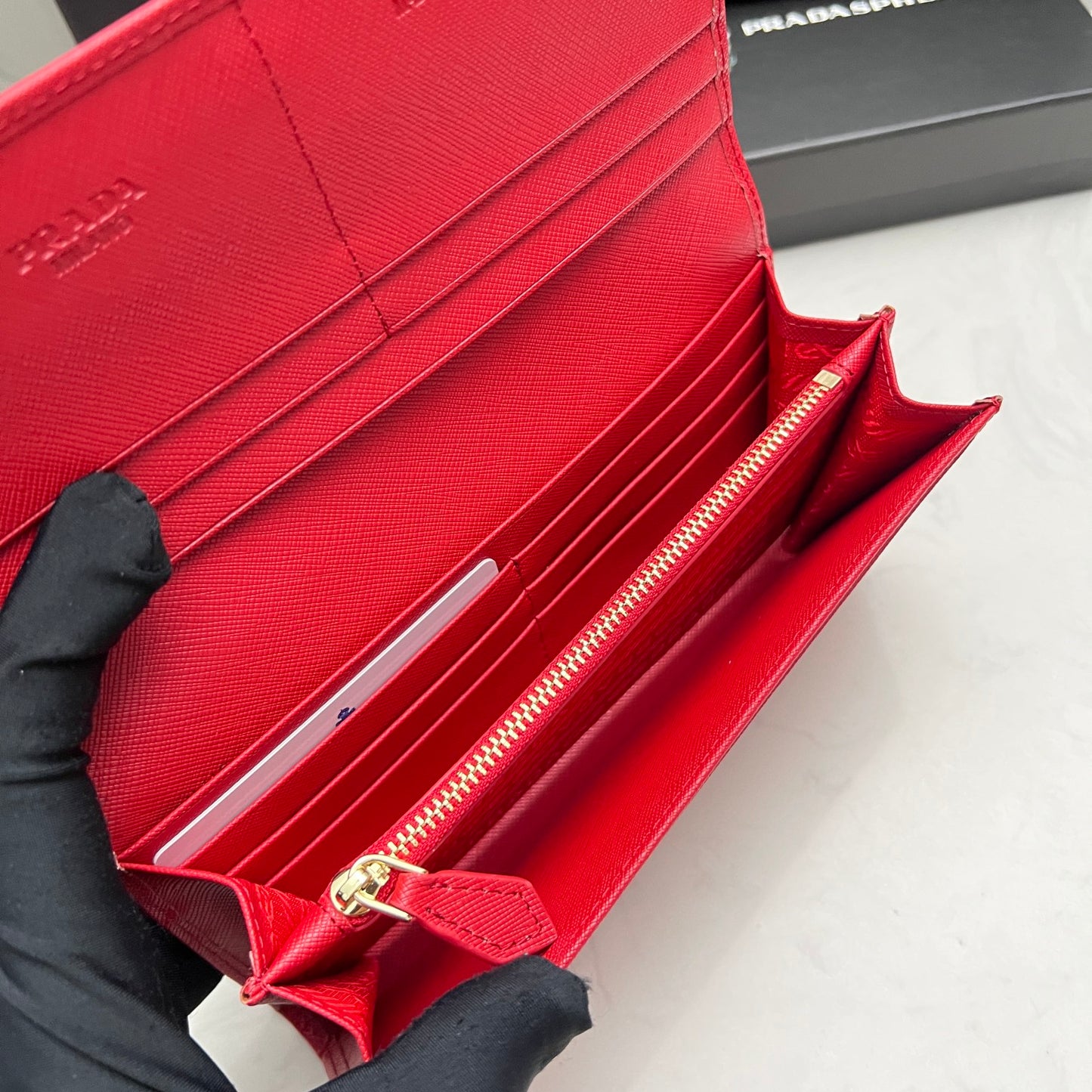 Prada Billetera Continental de Cuero | Logo Metálico y Diseño Italiano