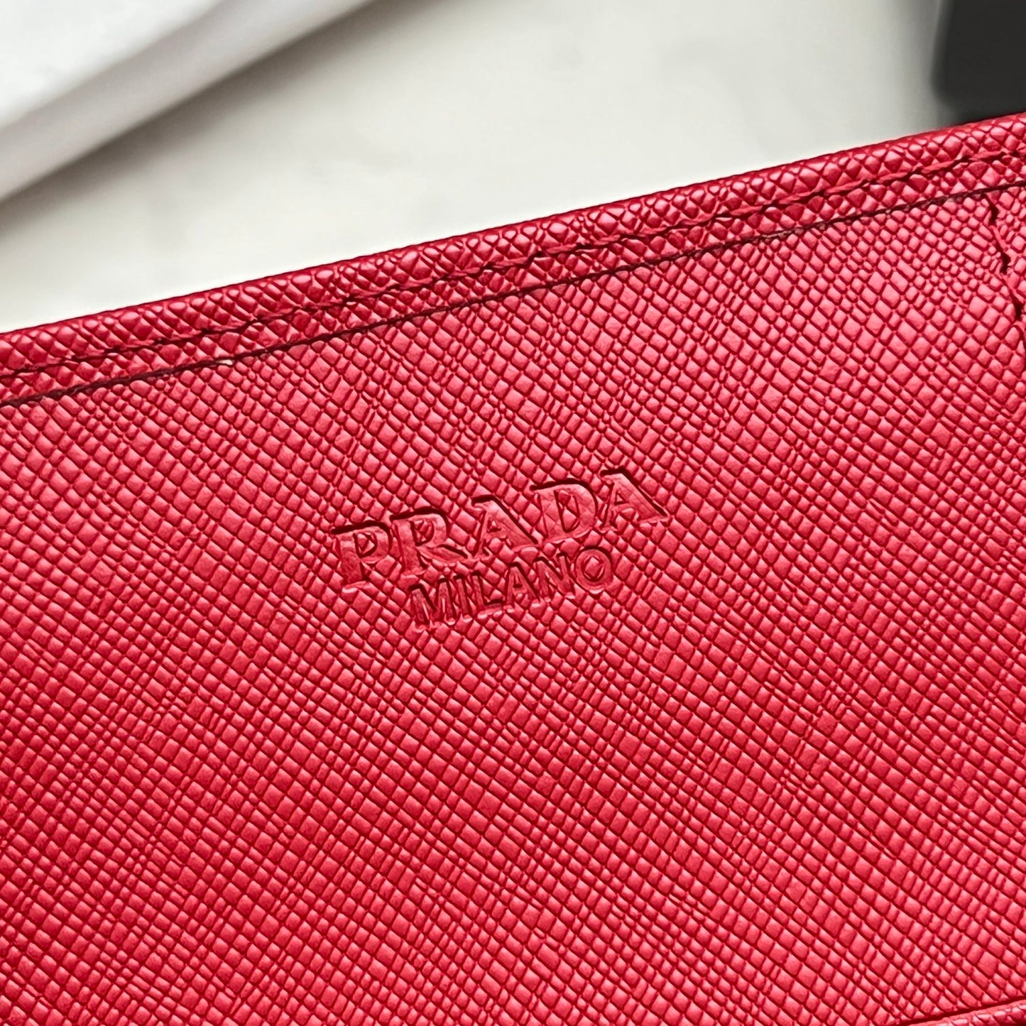 Prada Billetera Continental de Cuero | Logo Metálico y Diseño Italiano