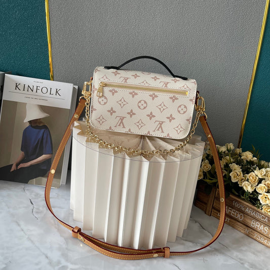 Louis Vuitton East West Métis en Monogram Blanco – Elegancia Compacta con Estilo Moderno