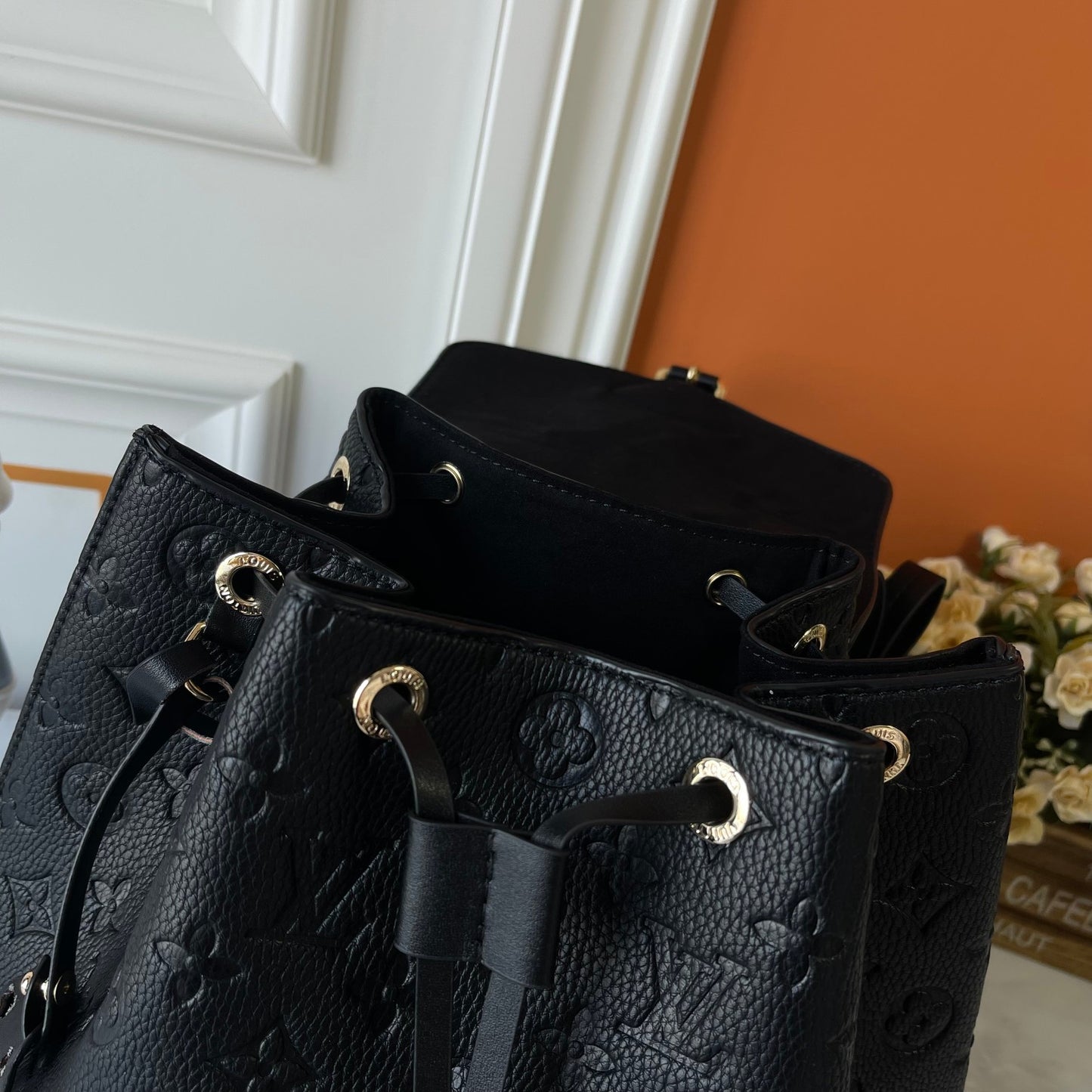 Louis Vuitton Montsouris Monogram Empreinte Leather Backpack Black – Diseño Icónico con Toques Vintage