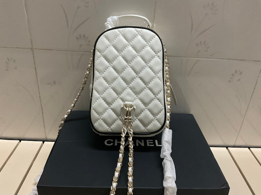 CHANEL CC Mini Classic Backpack Color Blanco y Negro | Delicada y Contemporánea