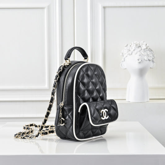 CHANEL CC Mini Classic Backpack Color Negro y Blanco | Delicada y Contemporánea