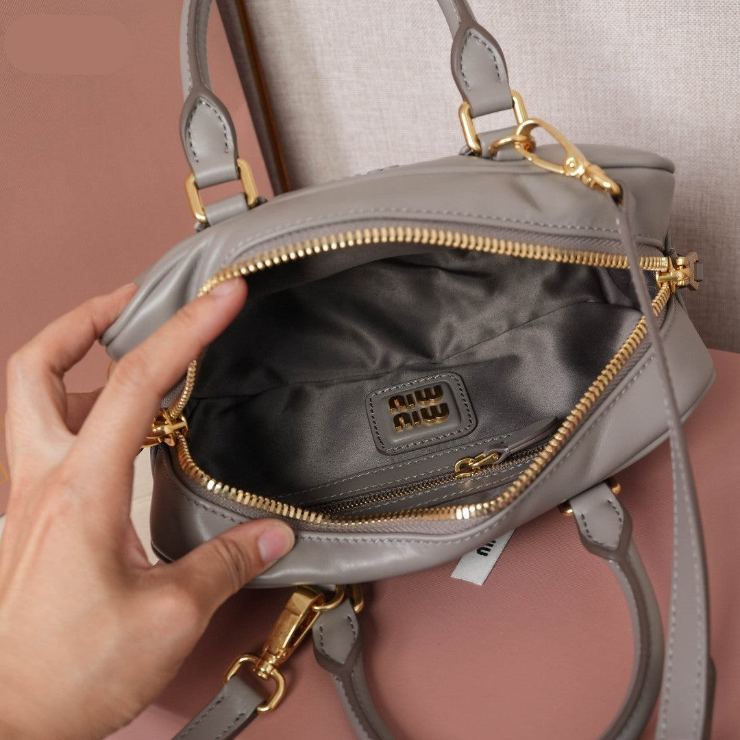 Bolso Arcadie de Cuero con Asa Superior – Estilo Acolchado y Logo Metálico