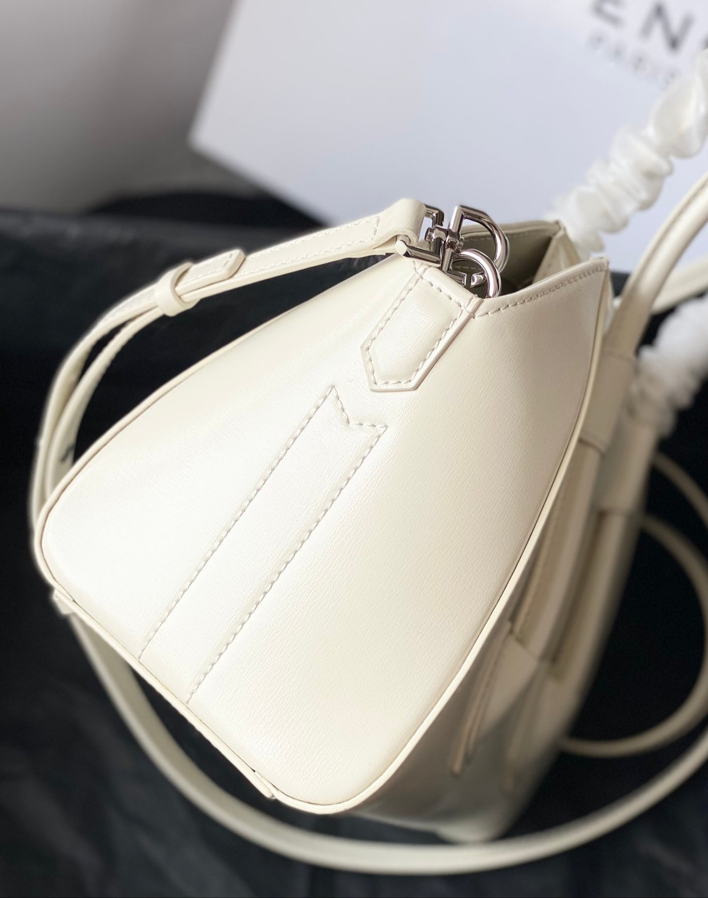 Mini Antigona Lock Bag – Geometría Sofisticada en Cuero