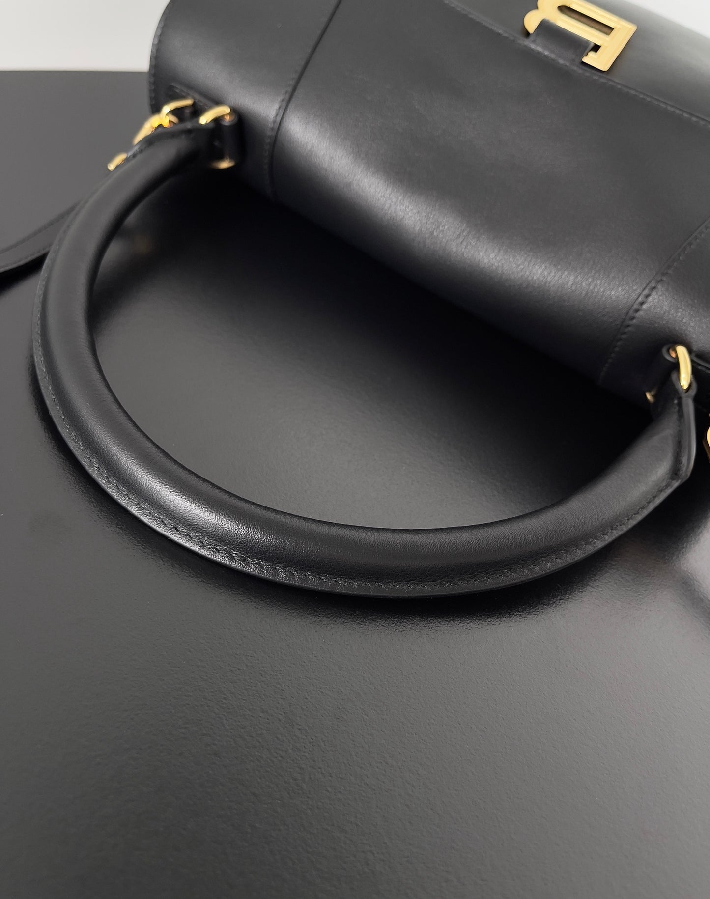 Balenciaga Hourglass Top Handle Bag – Sofisticación Escultural con Sello de Lujo