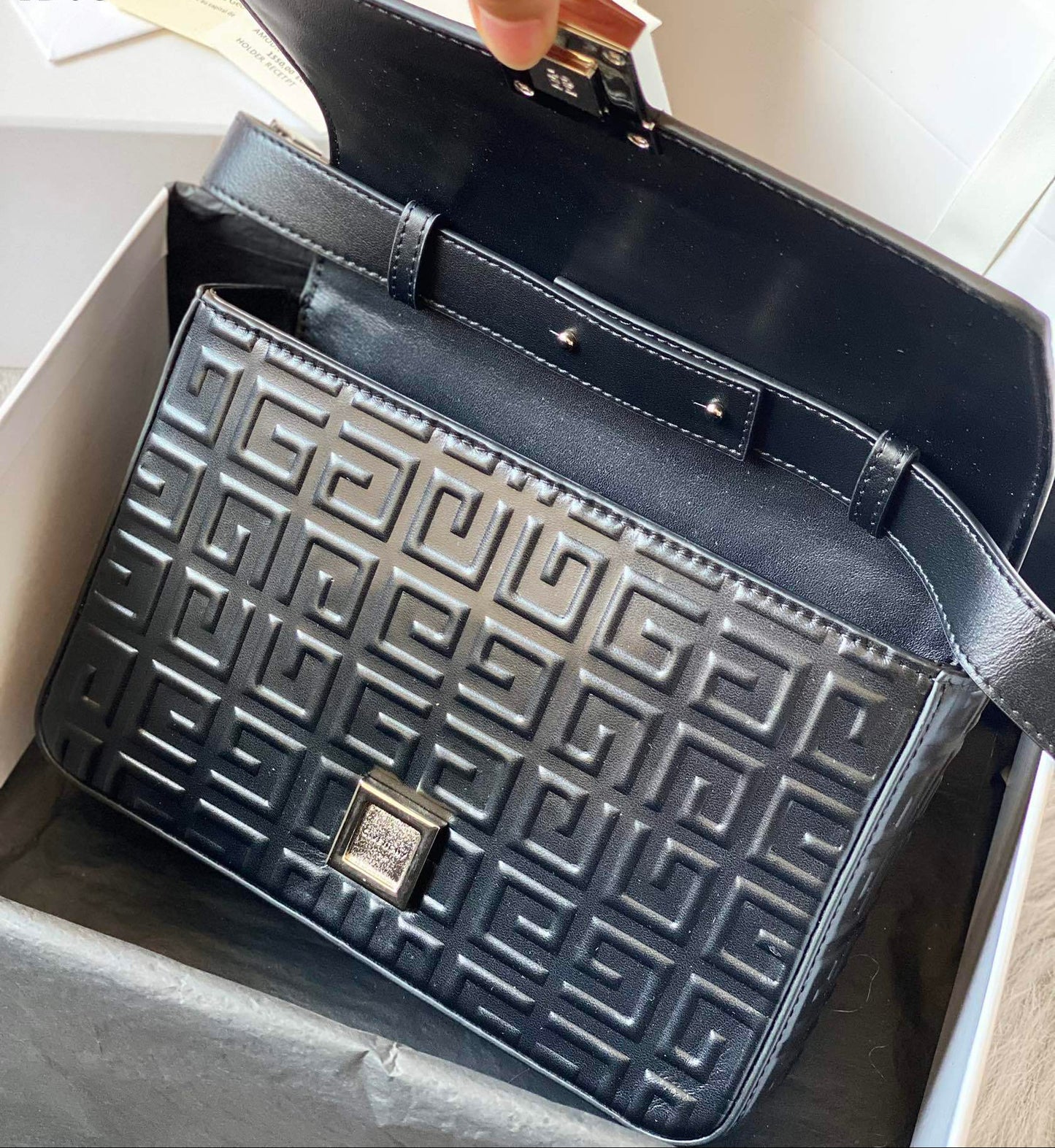 Bolso Givenchy 4G con Cadena – Elegancia Gráfica y Sofisticada