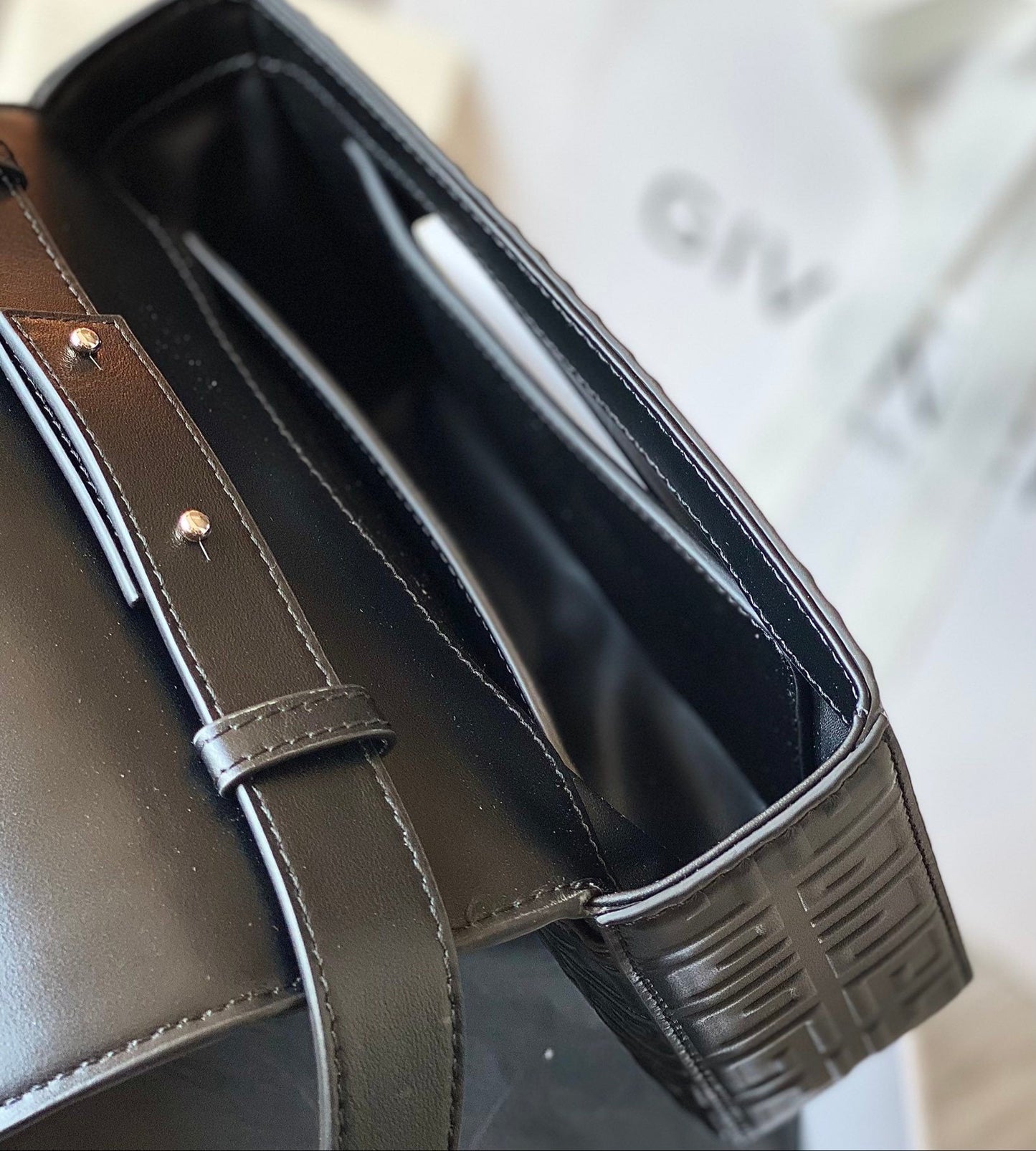 Bolso Givenchy 4G con Cadena – Elegancia Gráfica y Sofisticada
