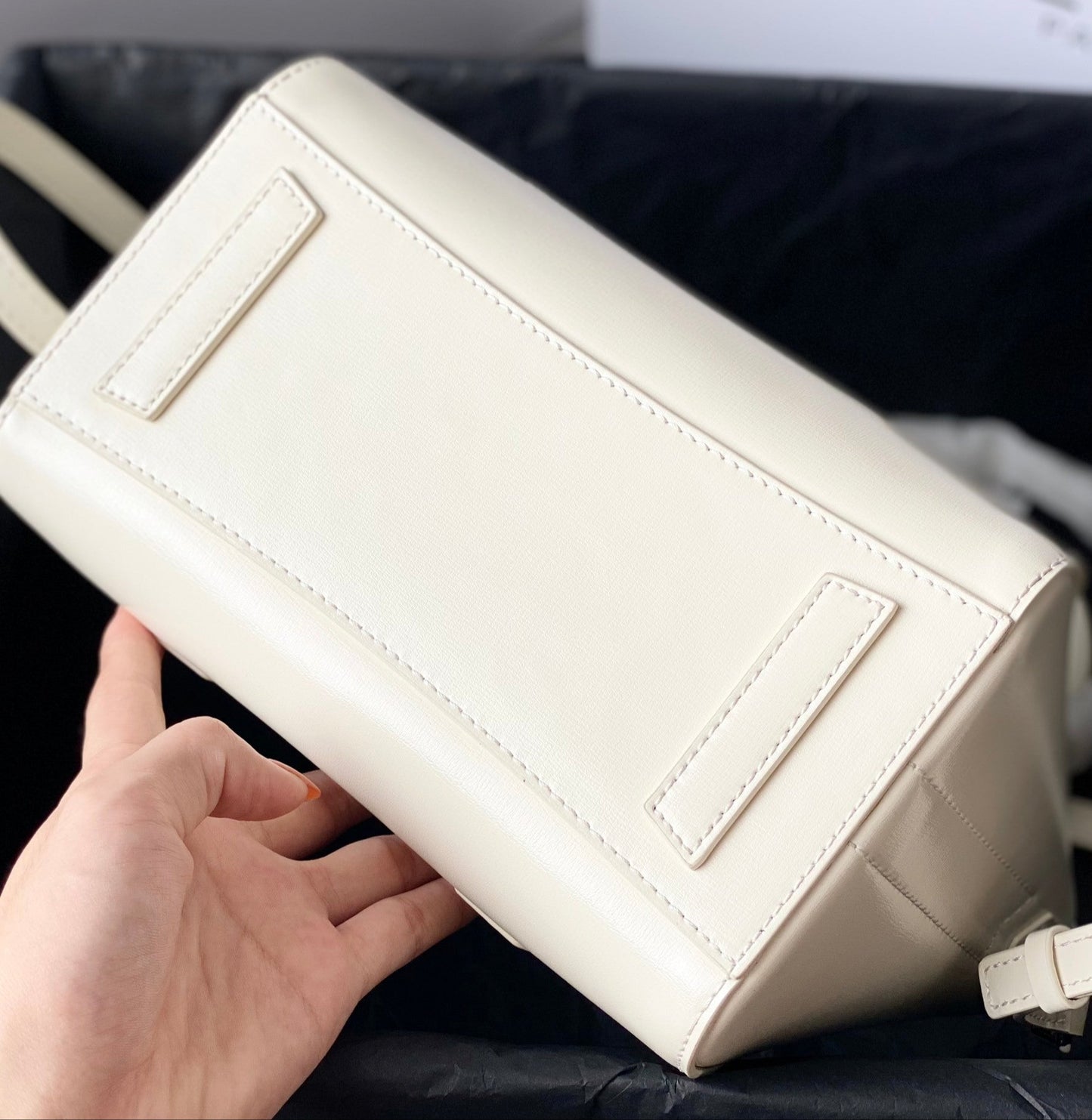 Mini Antigona Lock Bag – Geometría Sofisticada en Cuero