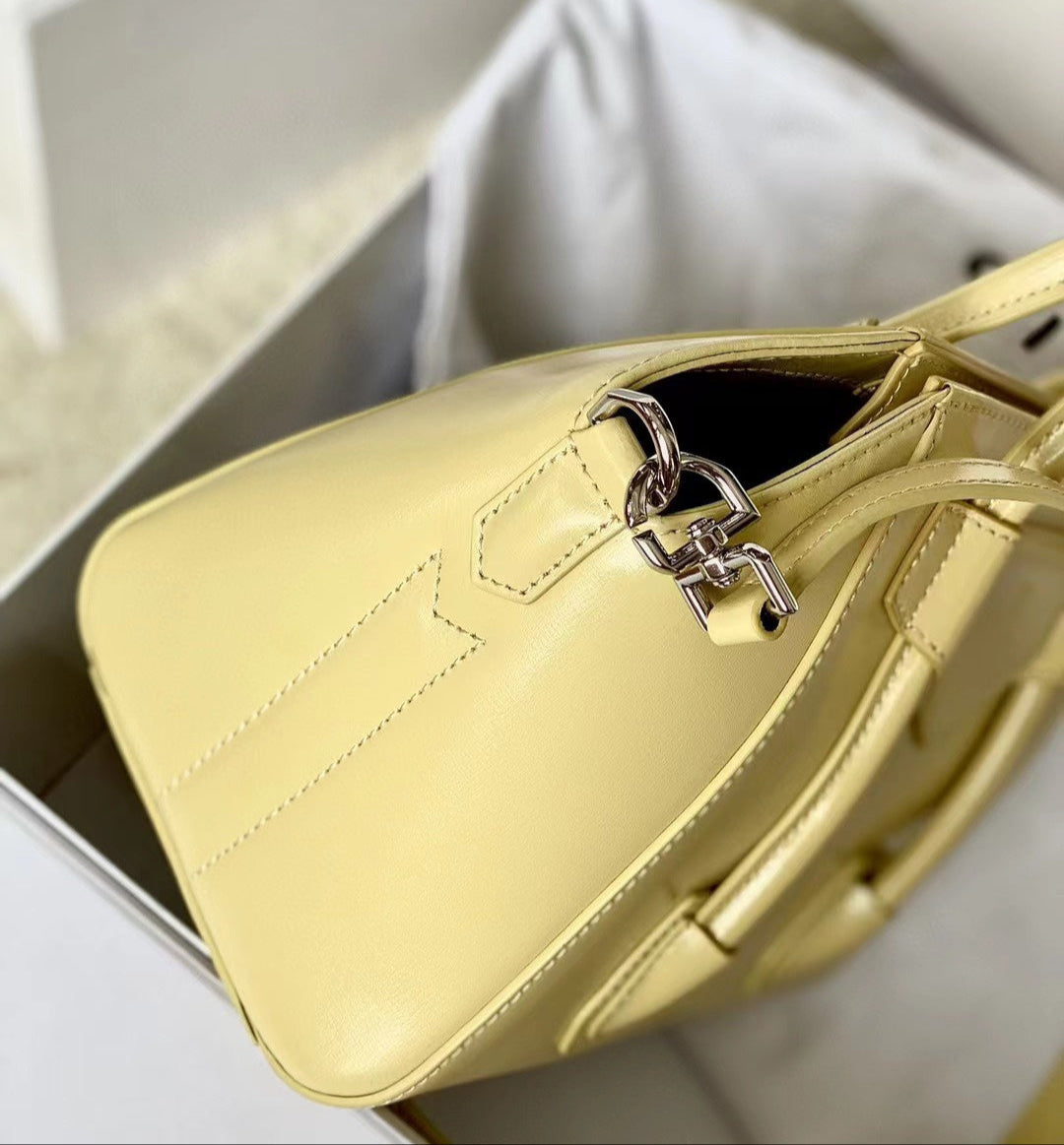Mini Antigona Lock en Cuero Box
