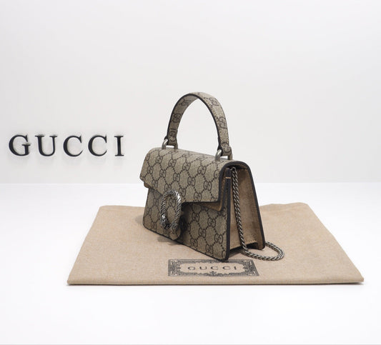 Gucci Dionysus Big Supreme GG – Edición Grande, Detalle de Cabeza de Tigre