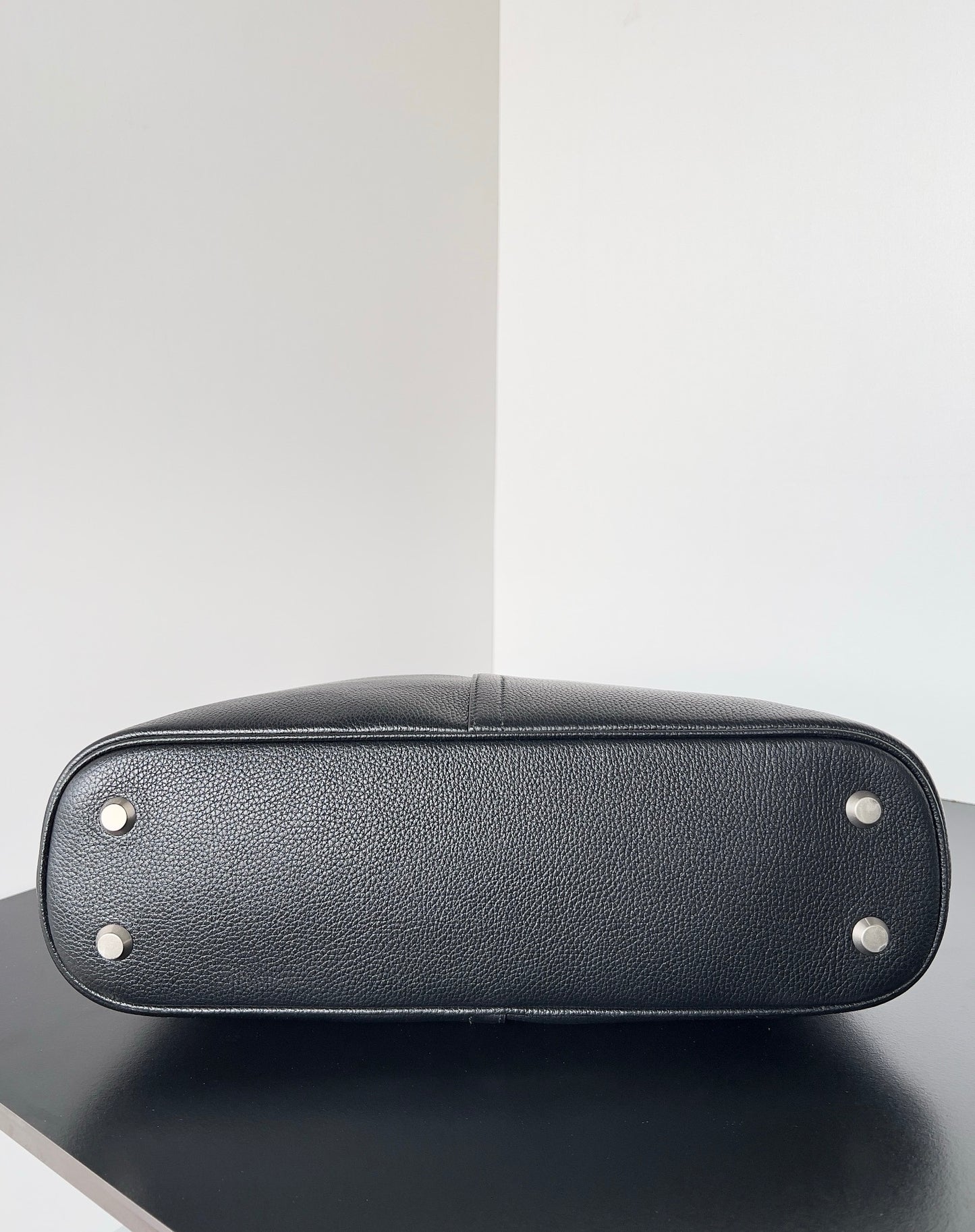Balenciaga Crush Hobo Bag Negra con Candado – Minimalismo de Alta Costura