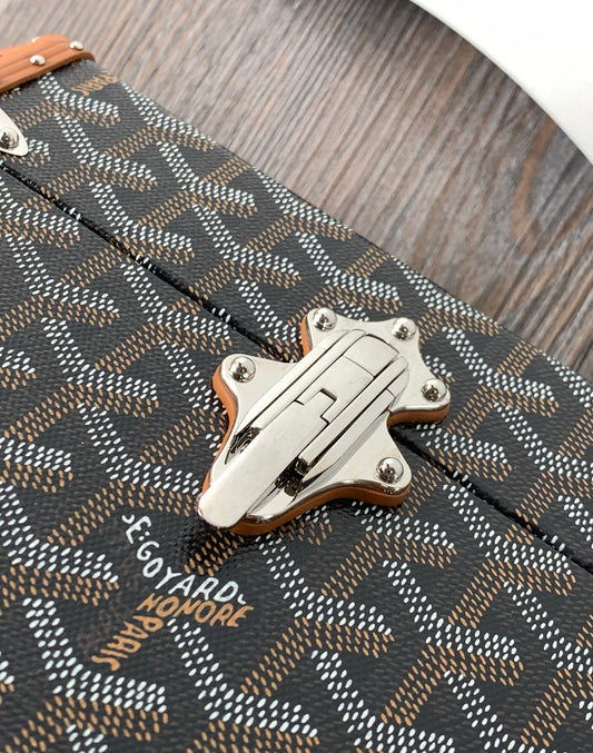 Goyard Minaudière Box Bag Marrón Caramelo – Tradición, Estilo y Distinción.